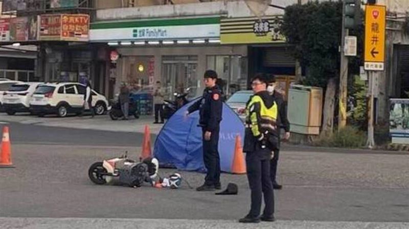 彰化伸港鄉發生死亡車禍，曳引車與電動機車發生碰撞，騎士臟器噴出身亡。（圖／翻攝畫面）