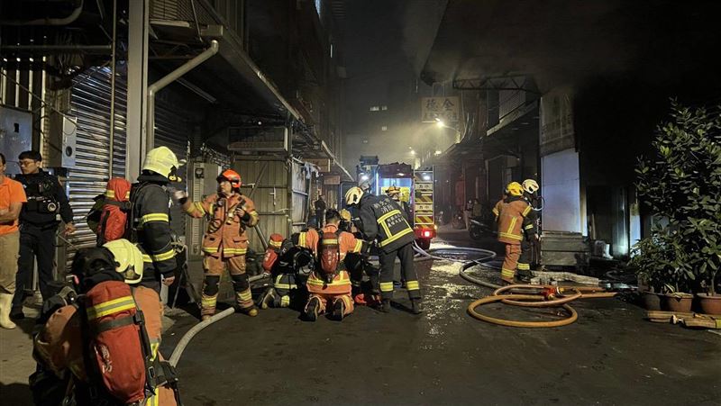 新北市中和區建六路、某食品工廠發生火警。（圖／翻攝畫面）