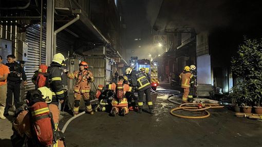 中和食品工廠大火！18歲女受困陽台獲救