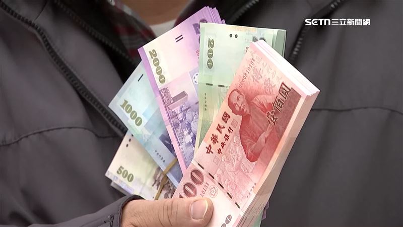 臨櫃換鈔開跑！他捧20萬現金換五色新鈔