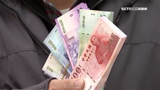 臨櫃換鈔開跑！他捧20萬現金換五色新鈔