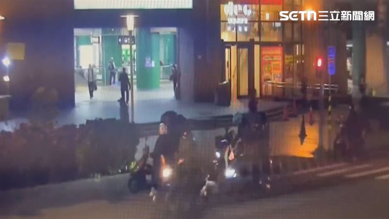 警方成立專案小組調閱車廂及月台監視器畫面查證，並沒發現報案所述且符合特徵的對象。（圖／翻攝畫面）