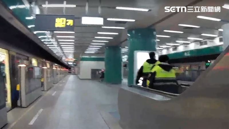 52歲吳姓女子報案稱，新店捷運站有「老伯伯帶小刀」，警方獲報到場搜尋、戒備，還成立專案小組查證都無找到嫌疑人。（圖／翻攝畫面）