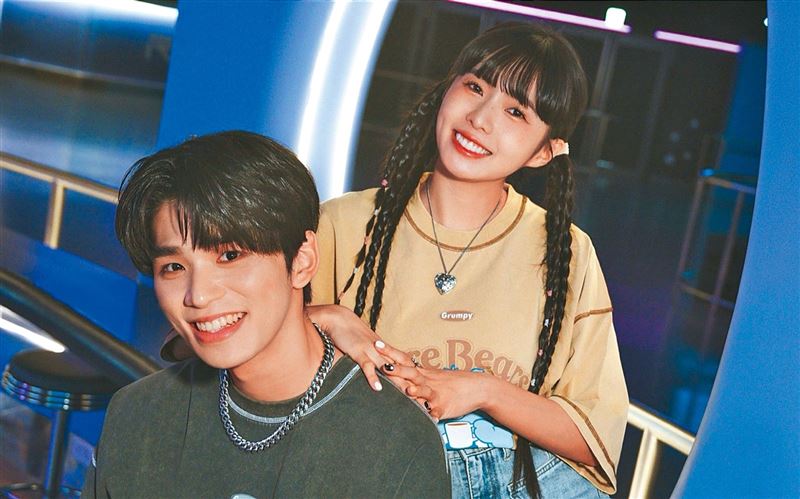 簡廷芮（右）為了宣傳王子的服飾品牌，和王品澔（左）拍攝宛如情侶的寫真照。（翻攝自簡廷芮IG）