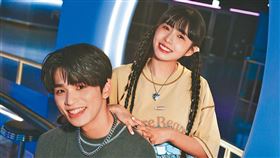 簡廷芮（右）為了宣傳王子的服飾品牌，和王品澔（左）拍攝宛如情侶的寫真照。（翻攝自簡廷芮IG）