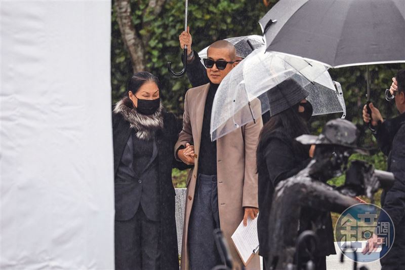 徐媽（左一）緊牽具俊曄（左二）的手，但私下卻展開遺產攻防戰。（鏡報提供）