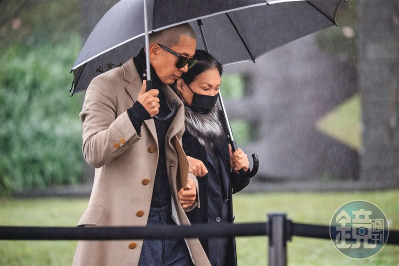 徐媽（右）一下車就挽著具俊曄（左）的手進入金寶山園區。（鏡報提供）