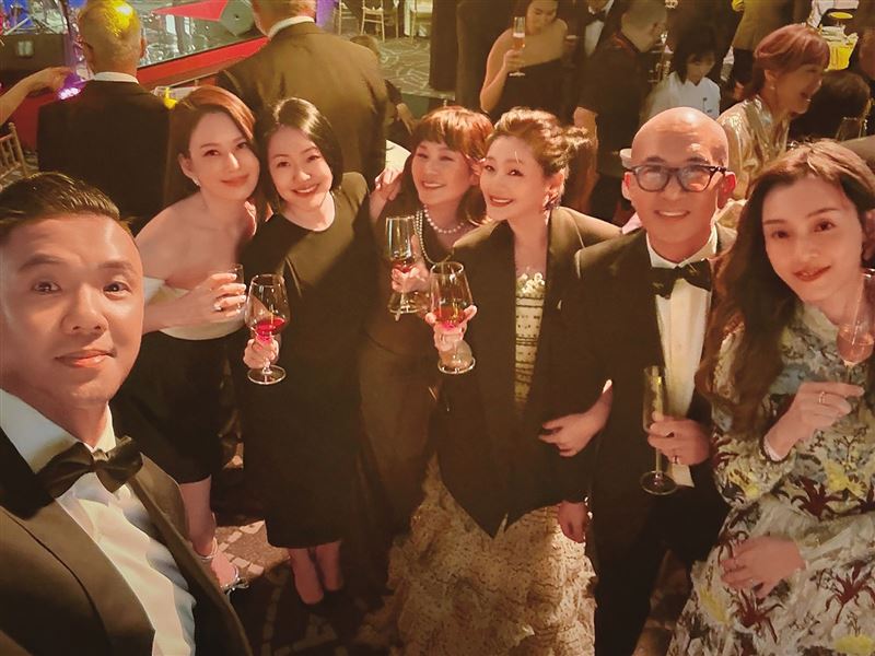 大S（右三）在日本逝世前，才剛盛裝出席王偉忠女兒的歸寧宴。（翻攝自黑人陳建州IG）