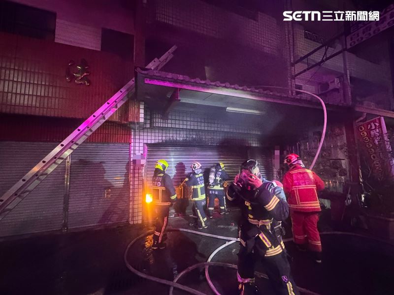透天厝1樓起火，祖孫3人逃往2樓陽台，順利獲救。（圖／翻攝畫面）