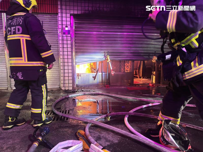 台中東勢暗夜火警，一棟3層樓透天厝起火，祖孫3人受困屋內。（圖／翻攝畫面）