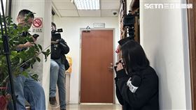 高金素梅住家遭搜索，立法院研究室大門外媒體守候。（圖／記者詹宜庭攝影）