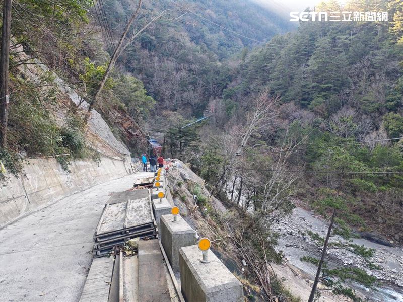 台中和平山區邊坡修復工程出意外，工人不慎摔落50米深谷。（圖／翻攝畫面）