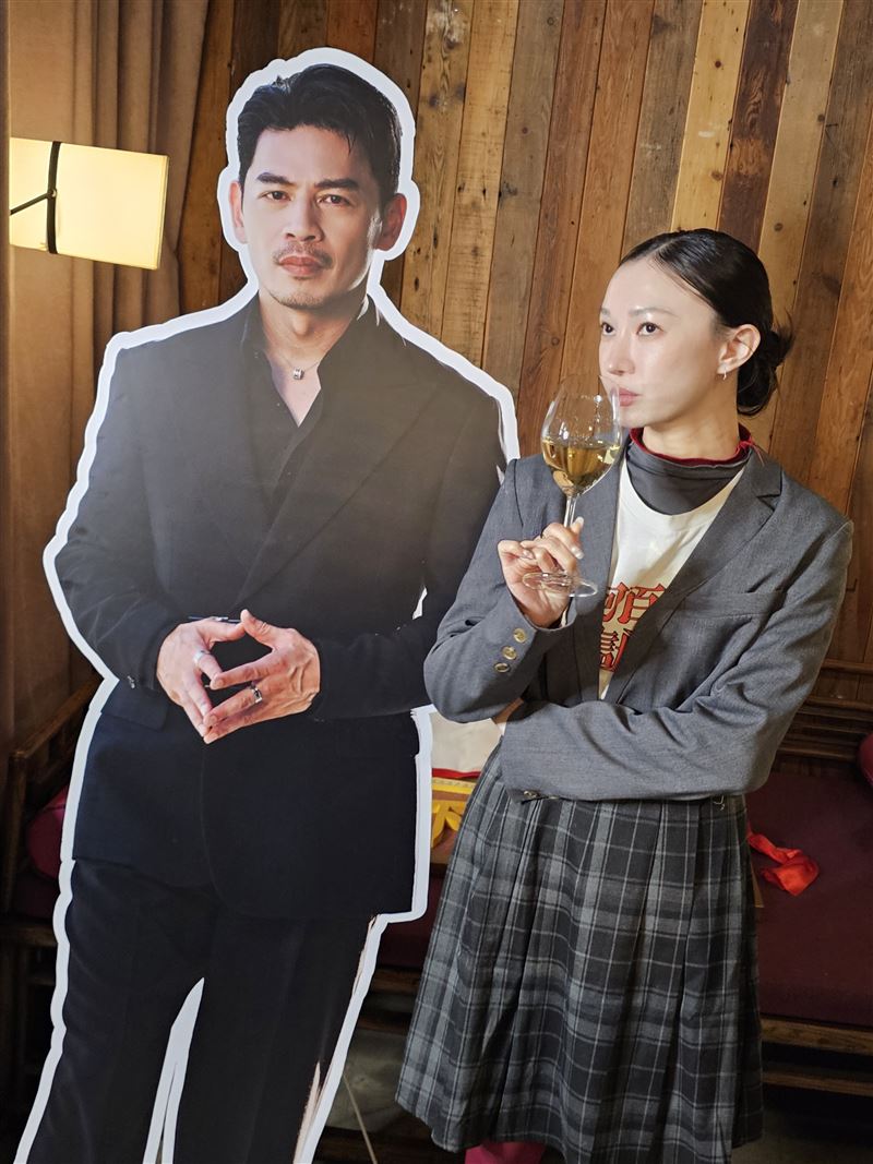 李杏（右）與阿Ken人形立牌合照。（圖／彼此影業提供）