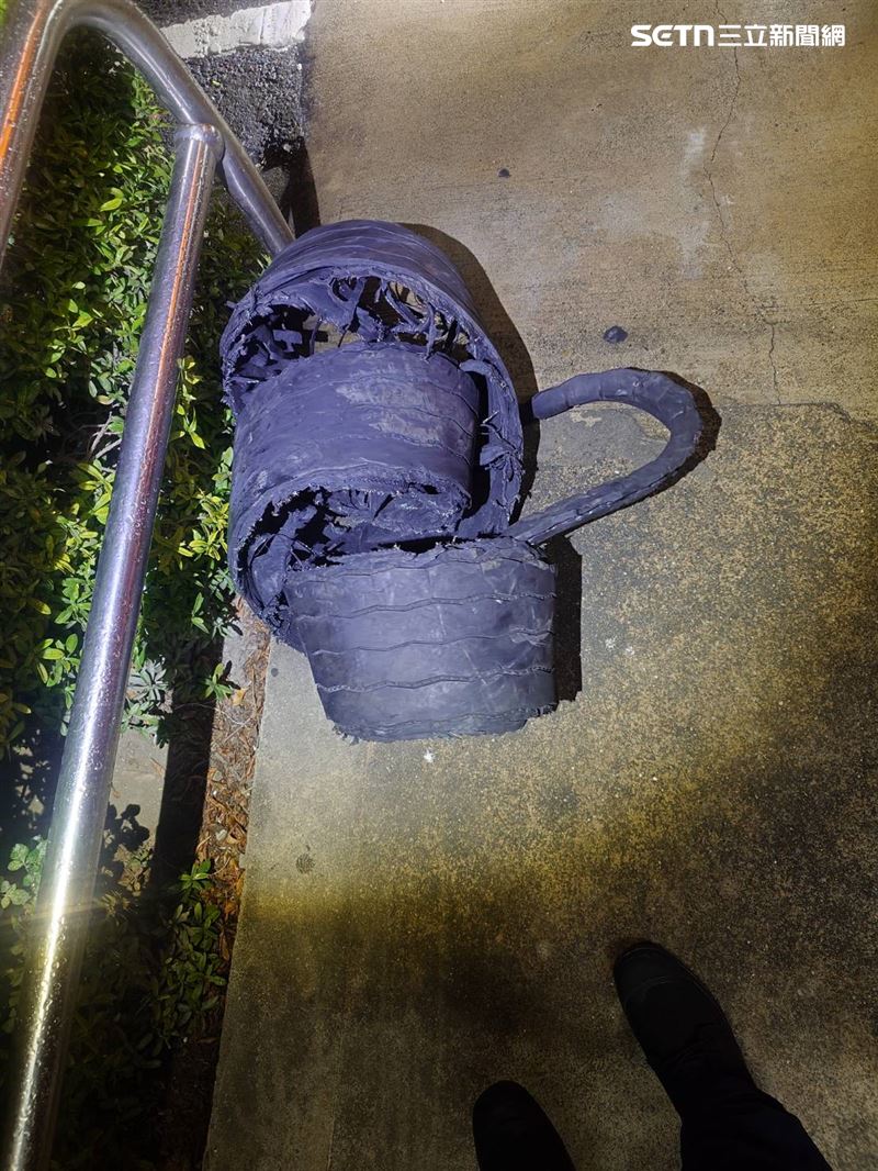 聯結車爆胎後，胎皮散落於中、外線車道，後方15輛車因閃避不及碰撞受損。（圖／翻攝畫面）