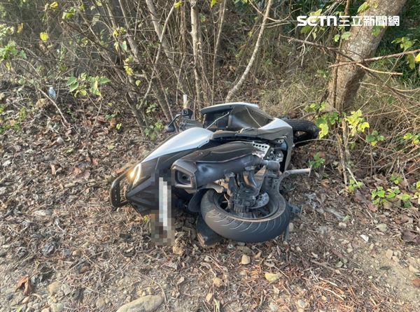 警方調查發現男大生的後車輪已磨平，幾乎看不見胎紋，嚴重影響行車安全。（圖／翻攝畫面）