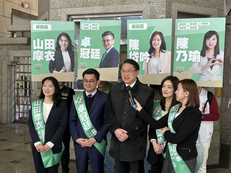 民進黨前秘書長林右昌陪同議員陳乃瑜、山田摩衣、卓冠廷及議員參選人陳岱吟前往新北市黨部完成初選登記。（圖／林右昌辦公室提供）