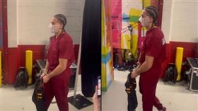 愛國者接球員霍林斯在超級盃賽前身穿囚犯服進場，靈感來自比賽場館鄰近的惡魔島監獄，畫面在網路上引發熱烈討論。（翻攝自X）
