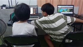 嘉嘉和小裕兄妹一起在小學堂參加數位閱讀素養活動，補上學業知識。(圖／台灣世界展望會提供)