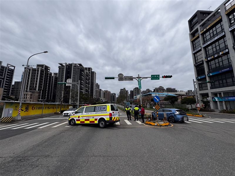 救護車已過路口1/2，遭到轎車撞擊，車上3名救護員受傷。（圖／翻攝畫面）