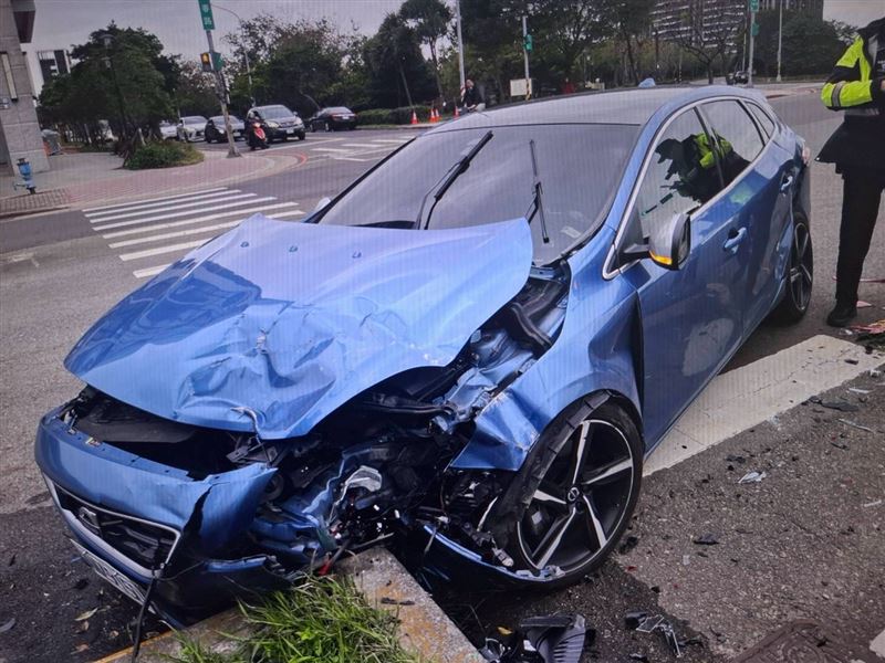 「瑞典坦克」車頭左前方幾乎全爛。（圖／翻攝畫面）