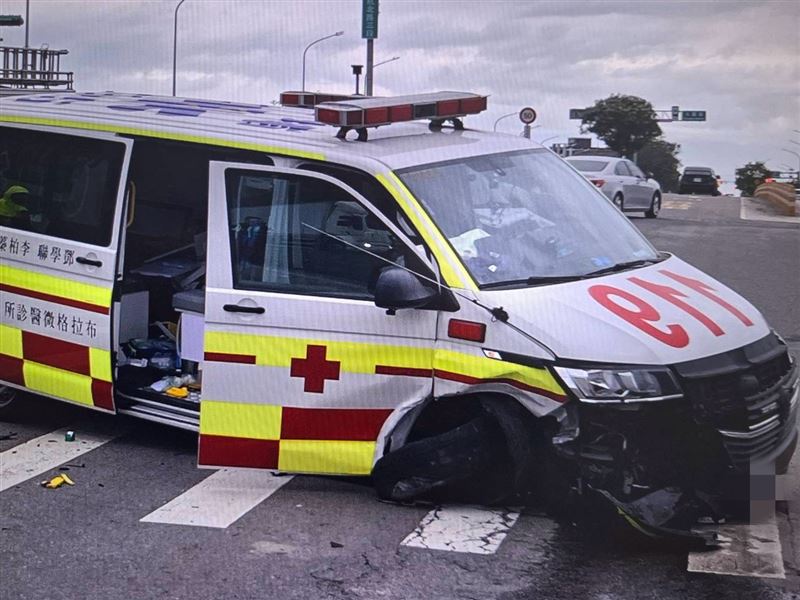 桃園市出勤的救護車遭轎車撞擊。圖／翻攝畫面）