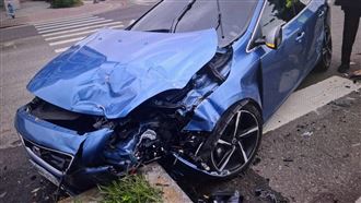 「瑞典坦克」撞執勤救護車　車頭凹陷全毀