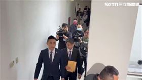 台北地檢署主任檢察官曾揚嶺率隊前往高金素梅辦公室搜索。（圖／翻攝畫面）