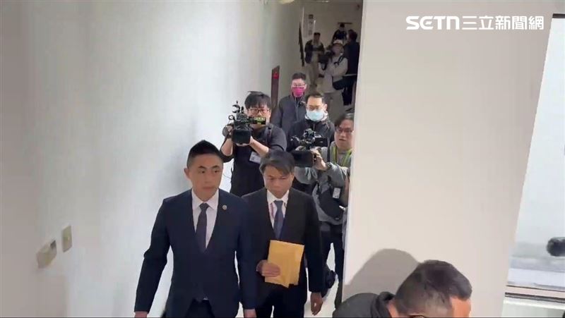 台北地檢署主任檢察官曾揚嶺率隊前往高金素梅辦公室搜索。（圖／翻攝畫面）