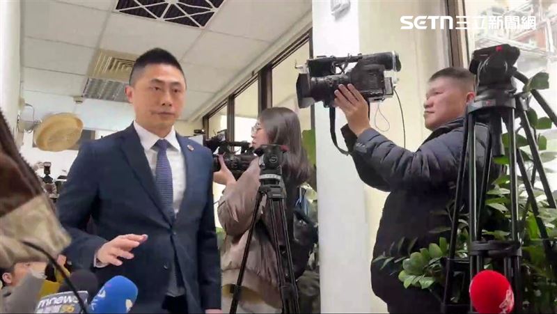 台北地檢署主任檢察官曾揚嶺率隊前往高金素梅辦公室搜索。（圖／翻攝畫面）