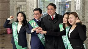 民進黨前秘書長林右昌陪同議員陳乃瑜、山田摩衣、卓冠廷及議員參選人陳岱吟前往新北市黨部完成初選登記。（圖／林右昌辦公室提供） 