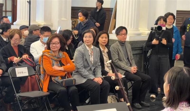 立委徐欣瑩（前排右3）今（10日）在新竹市參加記者會。（圖／翻攝畫面）