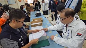 陳見賢率先「初選登記」徐欣瑩也來記者會