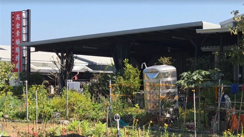 檢調其中一處搜索地點，還包括高金素梅位於屏東的服務處，檢調人員搜索過程相當低調。（圖／翻攝畫面）