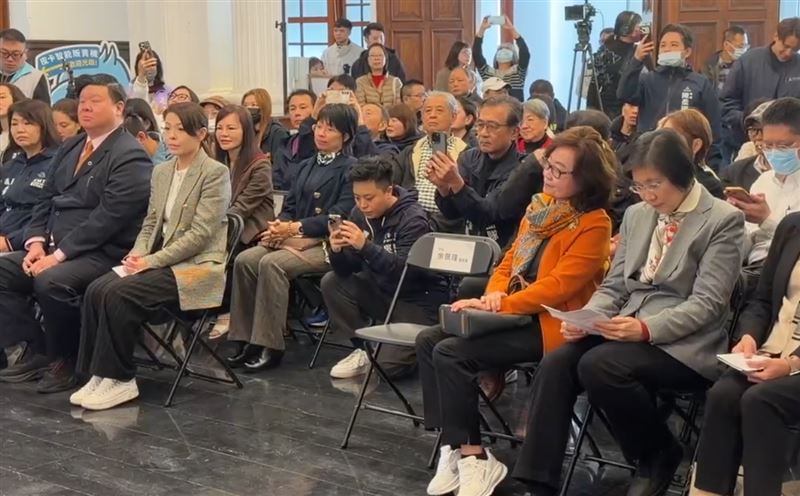 立委徐欣瑩（右1）今（10日）獲新竹市長高虹安（左3）邀請，參加記者會。（圖／翻攝畫面）