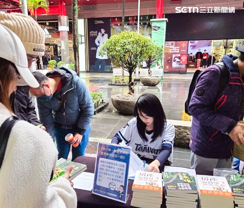 電影贈票活動，讓粉絲徹夜排隊領票，鵬耀法律律師娘親臨現場參與送票行動並身穿T家政婦球衣展現挺台灣的熱情。（圖／鵬耀法律提供）