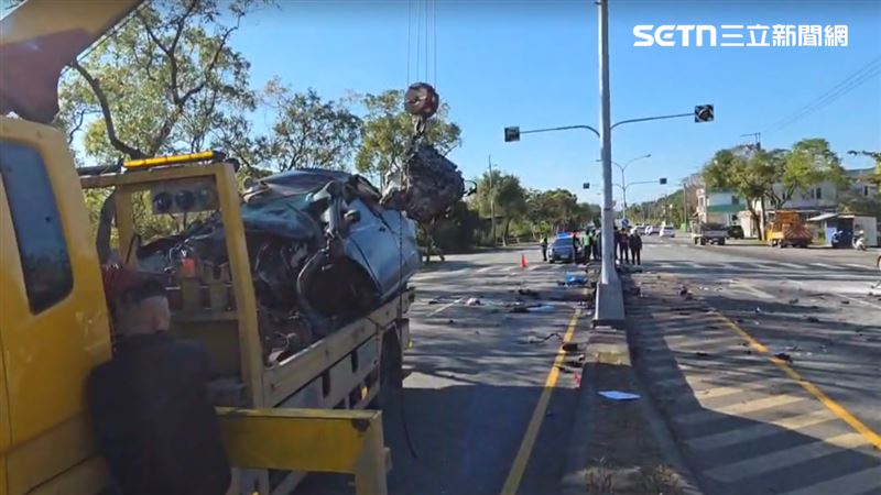 肇事的24歲鍾姓駕駛，被甩出車外，當下倒地不起，送醫搶救不治。（圖／翻攝畫面）