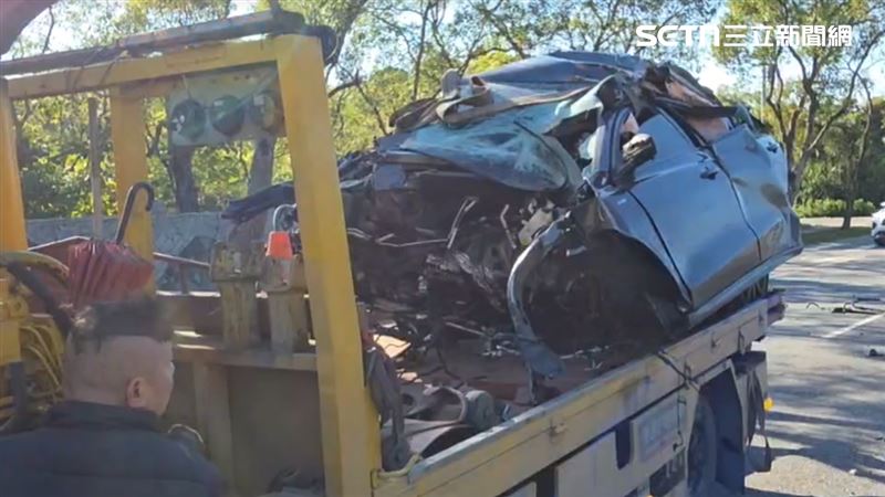 車體嚴重扭曲變形，幾乎淪為廢鐵。（圖／翻攝畫面）