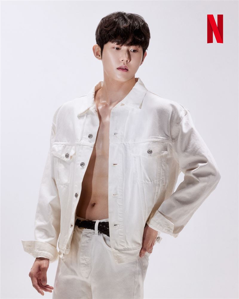 禹盛閔是專業配鏡師，無害的溫和臉蛋是他的標誌。（圖／翻攝自IG @netflixkr）