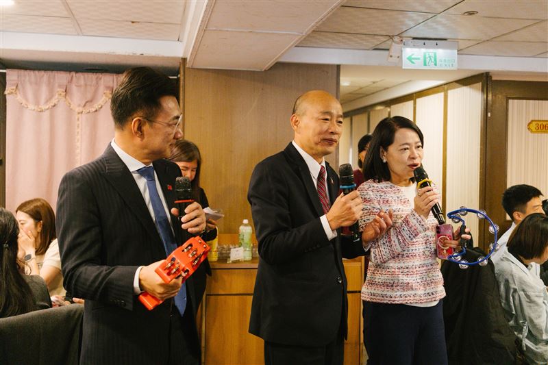 韓國瑜與江啟臣高唱《我們都是一家人》聲援高金素梅。（圖／記者楊士誼攝影）