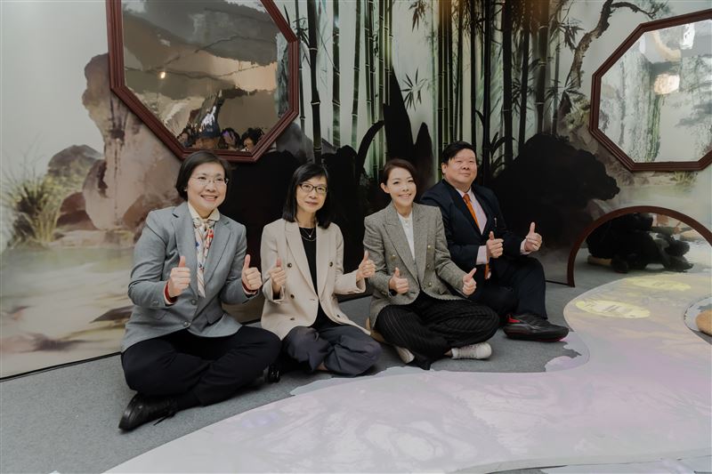 徐欣瑩到新竹市出席活動，與市長高虹安同台。（圖／徐欣瑩辦公室提供）