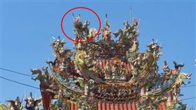 臺灣好事要來了！2026白沙屯媽祖進香日剛定就天降吉兆，喜鵲築巢在拱天宮廟頂。（圖／信徒 莊先生提供、翻攝自《白沙屯拱天宮》臉書） 