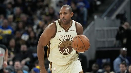 39歲老將倒地前傳致勝助攻　勇士1分逆轉