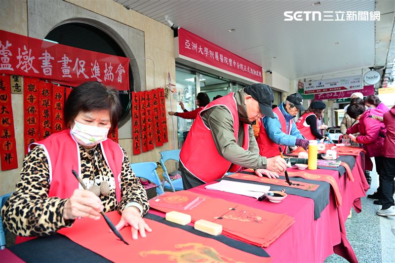 亞洲大學附屬醫院豐中分院9日特地邀請書法名家現場揮毫贈送春聯，果然吸引不少民眾排隊挑選過年吉祥話，讓平時嚴肅的醫療空間瞬間增添不少溫馨與喜氣。（圖／翻攝畫面）