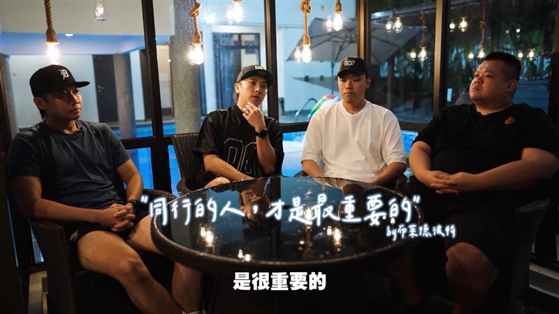 坤達（左2）引述布萊德彼特之語，感謝好友陪伴。（圖／翻攝自《又離題了》YouTube）