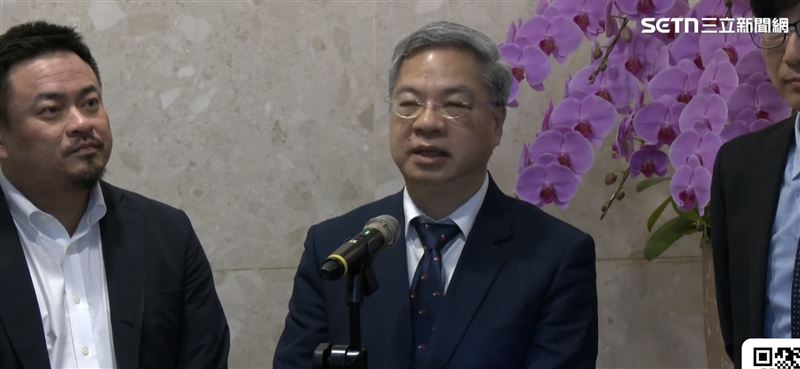 經濟部長龔明鑫今（10）日主持「台美關稅談判車輛產業影響說明及後續措施座談會」，勞動部長洪申翰也出習，針對我國汽車業可能受到的衝擊，經部將編列30億預算補助，此外，勞動部長也將與汽車工會舉行座談，保障相關勞工工作。（圖／三立新聞網）