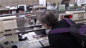 ▲郵局郵務 ATM大當機 領不到錢 郵局櫃台 郵局ATM 開戶 郵局窗口 郵局叫號 郵局窗口辦業務（圖／三立新聞台） 