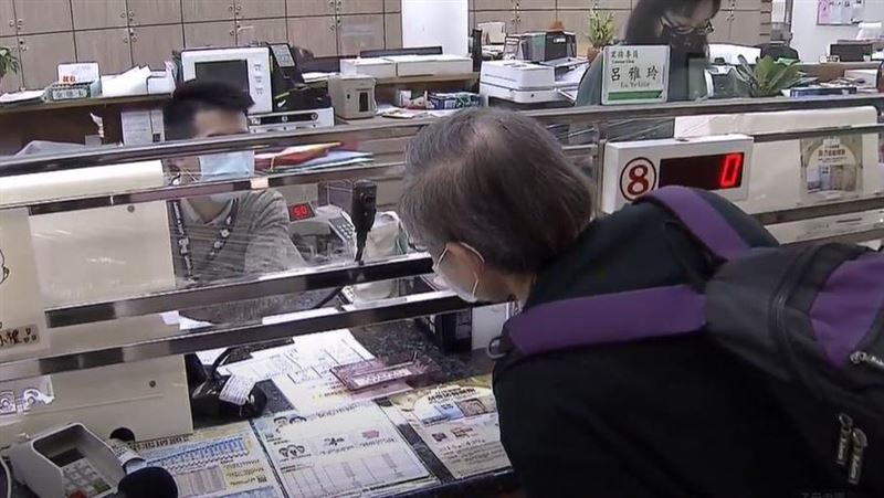 婦人給空白提款單!郵局行員看8字秒報警