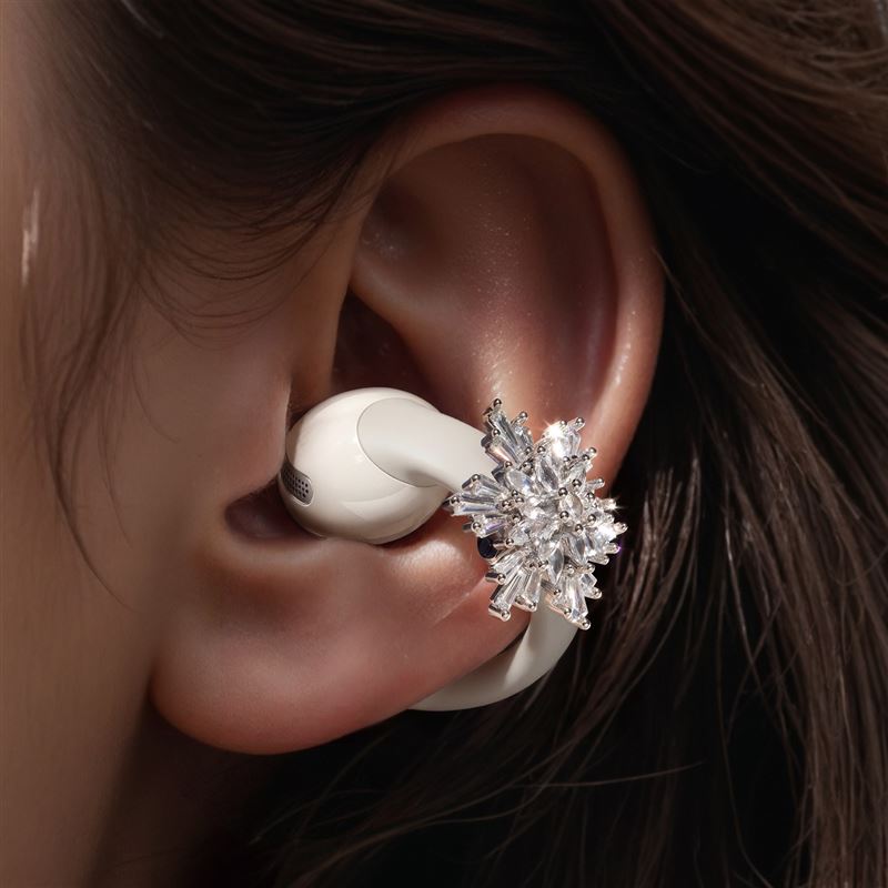 時尚水晶耳飾以簡約卻不失亮點的設計，為雙耳造型再添亮點。（圖／品牌業者提供）