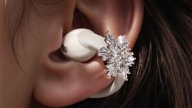 時尚水晶耳飾以簡約卻不失亮點的設計，為雙耳造型再添亮點。（圖／品牌業者提供）  