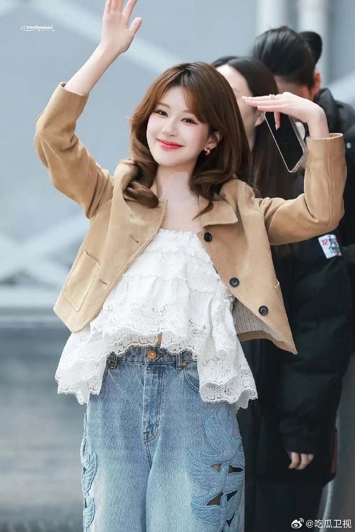 趙露思在2月初錄製綜藝節目時，頸部仍有過敏痕跡，但她依然向粉絲甜笑打招呼。（圖／翻攝自微博）